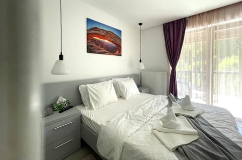 Bed, Bedroom, towels