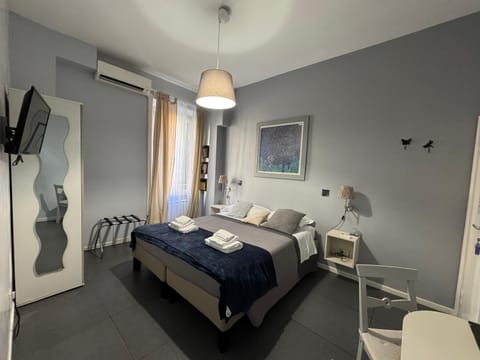 Bed, TV and multimedia, Photo of the whole room, towels, air conditioner
