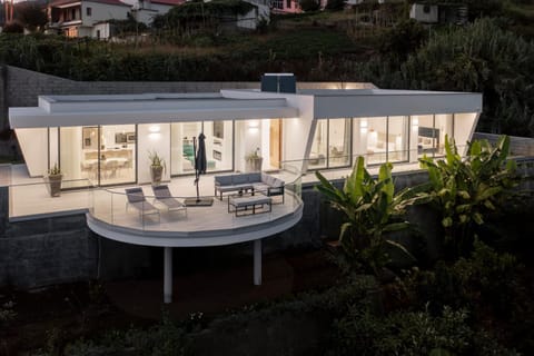 Property building, Balcony/Terrace, Location