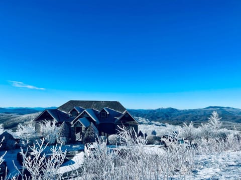Bucket List Views Sugar Mountain Private Condo - 2bed, 2bath, Sleeps 6, Panoramic Views of Mountains from Large Deck, Short Drive to Shopping, Restaurants, Cafes & Banner Elk Town Apartment in Sugar Mountain