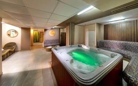 Hot Tub, Spa and wellness centre/facilities