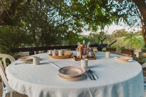 Spring, Day, Garden, Food and drinks, Dining area, Food, Garden view