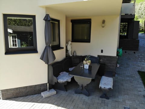 Property building, Garden, Balcony/Terrace, Seating area, Dining area