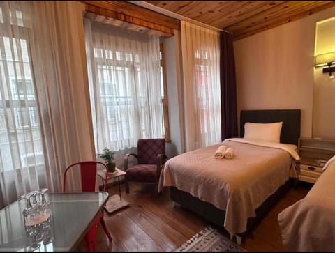 Bed, Seating area