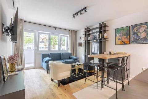TV and multimedia, Living room, Seating area, Breakfast