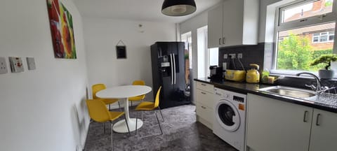 Coffee/tea facilities, Kitchen or kitchenette, Dining area, minibar, pet friendly, stove, toaster, washing machine, dryer