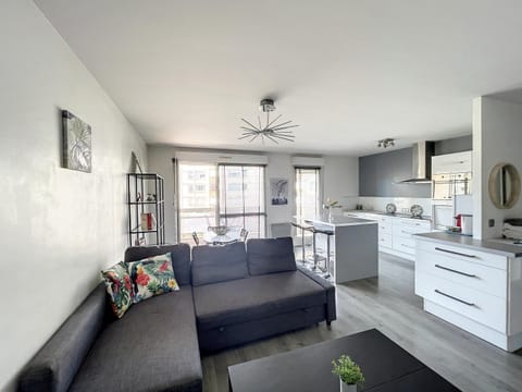 Kitchen or kitchenette, Living room, Seating area, Dining area