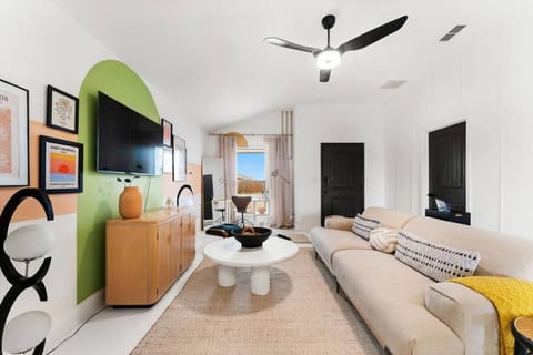 Communal lounge/ TV room, TV and multimedia, Living room, Photo of the whole room, Seating area, Evening entertainment, fireplace