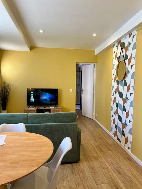 TV and multimedia, Living room, Dining area