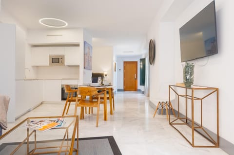 Kitchen or kitchenette, Dining area, stove