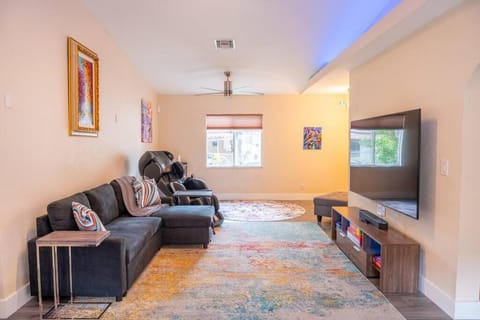 Communal lounge/ TV room, TV and multimedia, Living room, Seating area, Evening entertainment