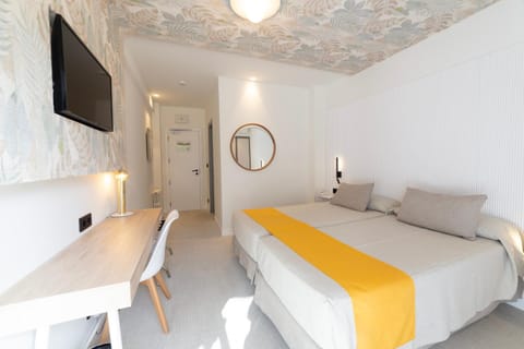 Bed, TV and multimedia, Photo of the whole room, Bedroom