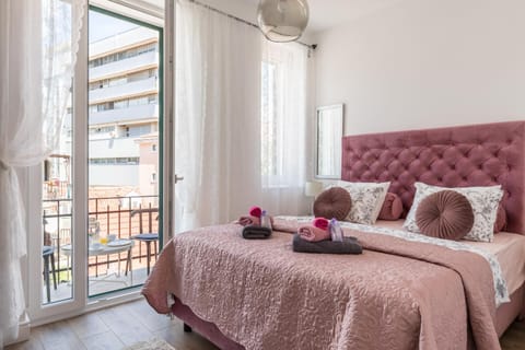 Bed, View (from property/room), Balcony/Terrace, Bedroom, towels