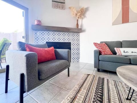 Serene Town home in Chandler with pool House in Tempe