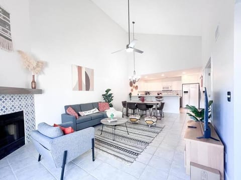 Serene Town home in Chandler with pool House in Tempe