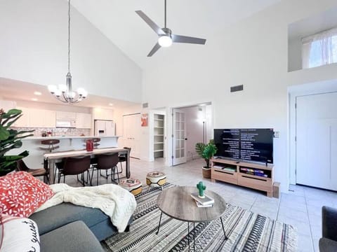 Serene Town home in Chandler with pool House in Tempe