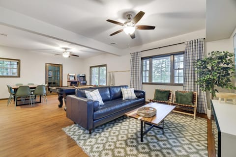 Game Room, Seating area