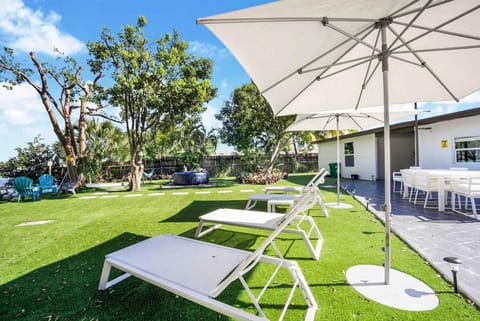 Dior Lake Front Villa With Infinity Pool Villa in Miami Gardens