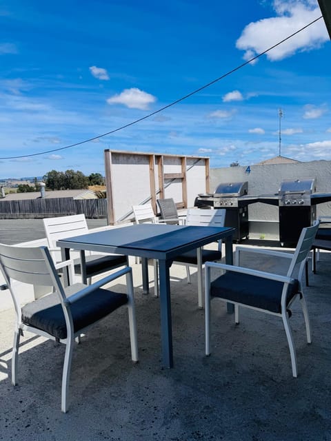 Property building, Patio, Location