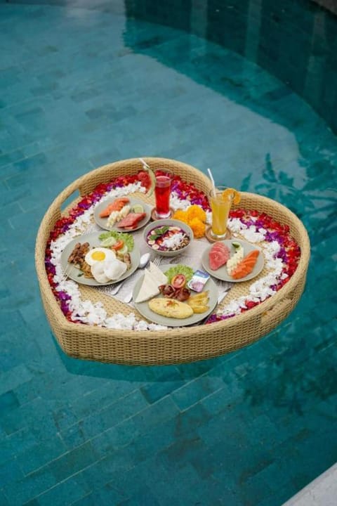 Swimming pool, Breakfast