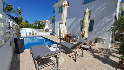 Property building, Pool view, Swimming pool, Swimming pool, sunbed