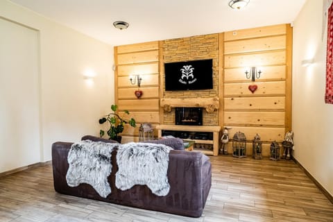 Communal lounge/ TV room, Communal lounge/ TV room, TV and multimedia, Living room, Seating area, Evening entertainment