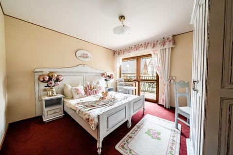 Bed, Photo of the whole room, Decorative detail, Bedroom, wardrobe