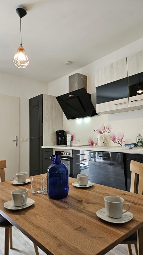 Coffee/tea facilities, Kitchen or kitchenette, Dining area, pet friendly, stove