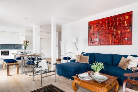 View (from property/room), Living room, Photo of the whole room, Decorative detail, Seating area, Dining area, internet, kitchen