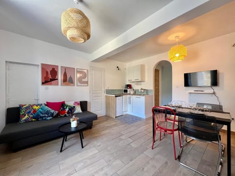 TV and multimedia, Kitchen or kitchenette, Living room, Seating area, Dining area, hair dresser, minibar