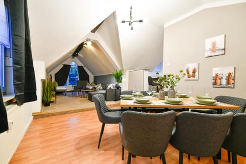 TV and multimedia, Seating area, Dining area