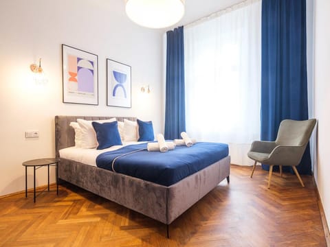 Photo of the whole room, Bedroom