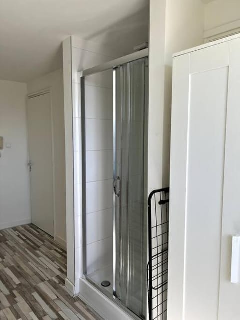 Shower, wardrobe
