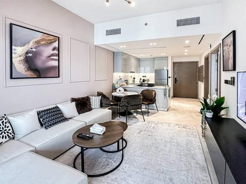 TV and multimedia, Kitchen or kitchenette, Living room, Seating area, Dining area