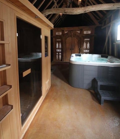 Hot Tub, Sauna