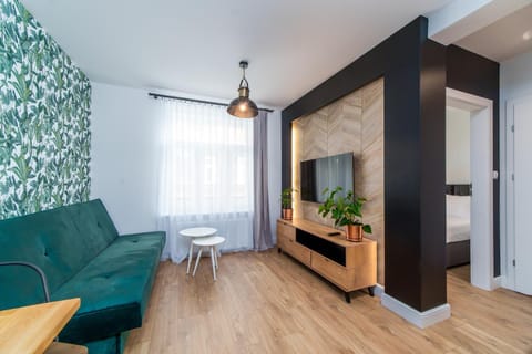 TV and multimedia, Living room, Seating area, Evening entertainment