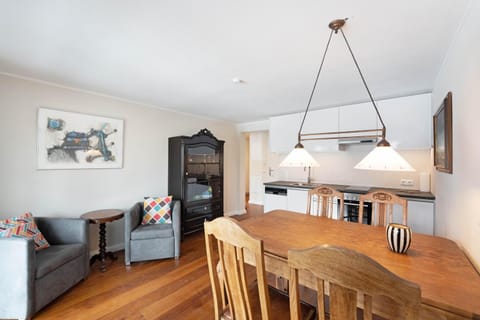 Kitchen or kitchenette, Seating area, Dining area