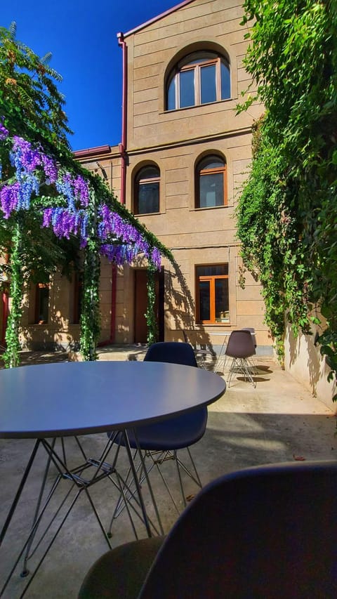 Property building, Spring, Day, Garden, View (from property/room), Balcony/Terrace, Balcony/Terrace, Dining area, Garden view, Inner courtyard view