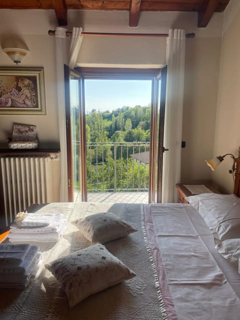 Bed, Natural landscape, Photo of the whole room, Bedroom