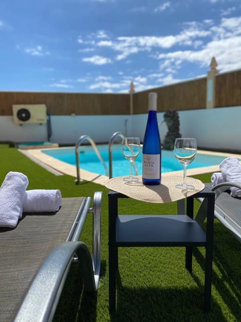 Patio, Day, Food and drinks, Pool view, Swimming pool, Drinks, sunbed
