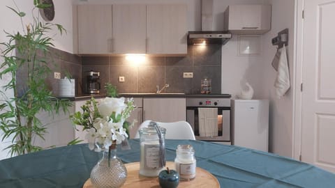 Kitchen or kitchenette, Dining area, pet friendly, stove