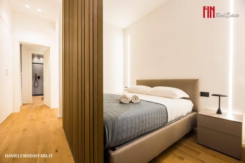 Bed, Photo of the whole room, towels