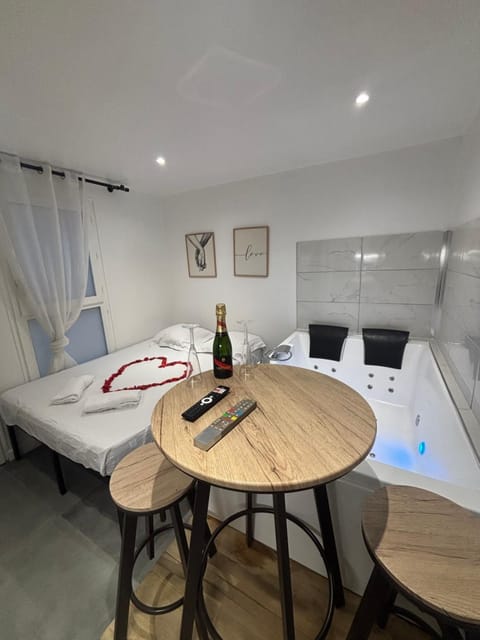 Bed, Photo of the whole room