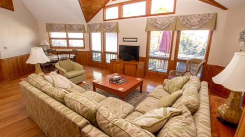 Oceanside, Hot Tub, Close to Beach and Community Amenities- 137, Sandpiper House in Corolla