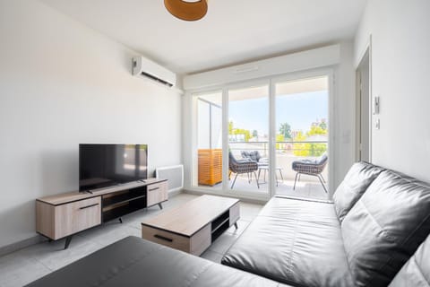 Communal lounge/ TV room, TV and multimedia, Living room, Evening entertainment, air conditioner