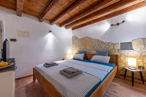 Bed, TV and multimedia, Living room, Photo of the whole room, Bedroom, towels