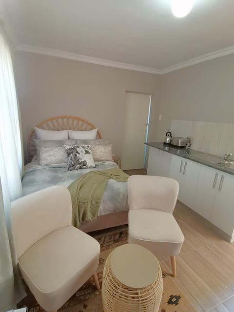 Bed, Kitchen or kitchenette, Seating area