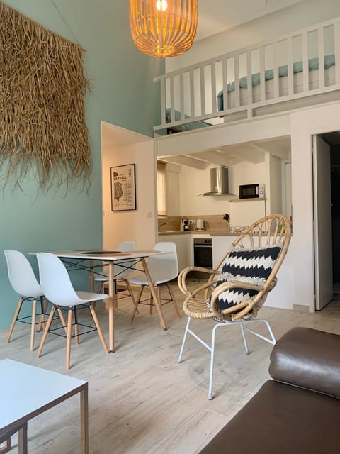Kitchen or kitchenette, Living room, Seating area, Dining area, minibar, pet friendly, stove