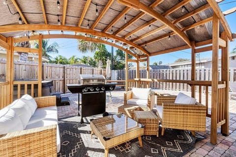 10 min 2 beach Hot Tub Pool Table FirePit Sleeps 8 House in Deerfield Beach