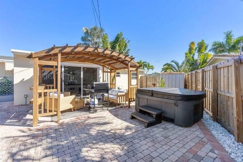 10 min 2 beach Hot Tub Pool Table FirePit Sleeps 8 House in Deerfield Beach